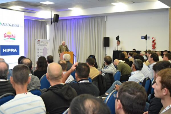 Unos 300 profesionales en avicultura debaten el futuro de la cadena de valor en Paraná