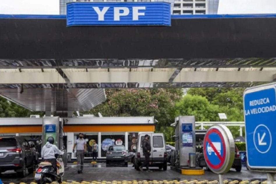 Tras el congelamiento de precios, YPF decide este lunes qué hará con los combustibles