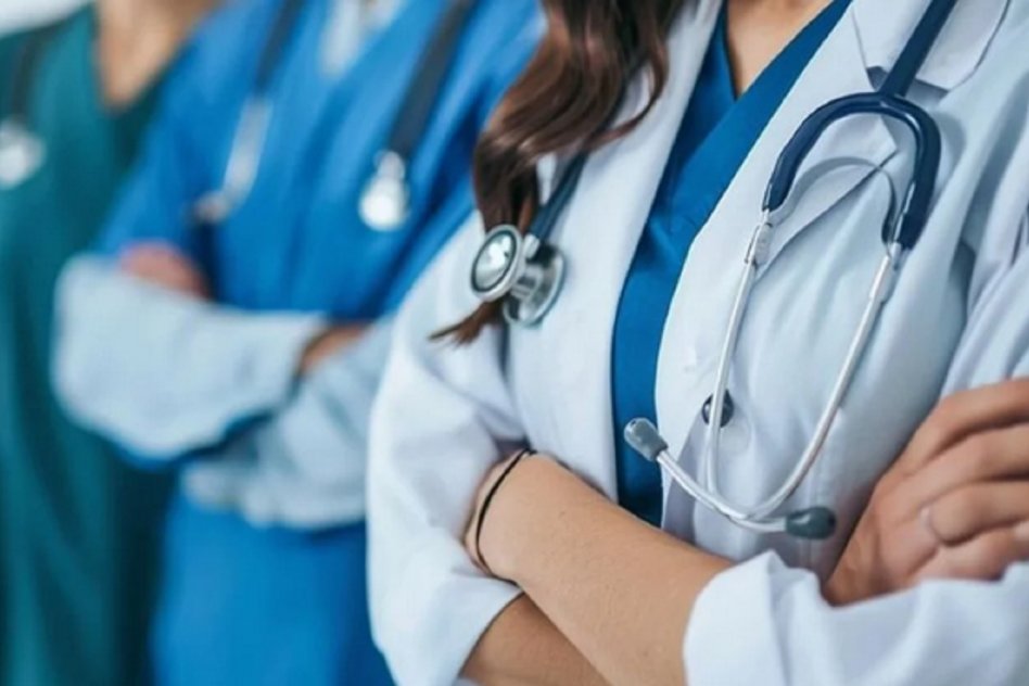 El Gobierno simplifica la matrícula para médicos recién egresados: podrán obtenerla junto al título universitario