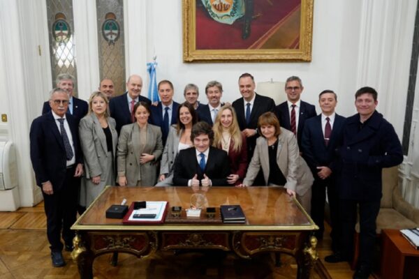 Fuerte apoyo de Milei a Adorni: “No lo voy a ejecutar para ganar una elección”