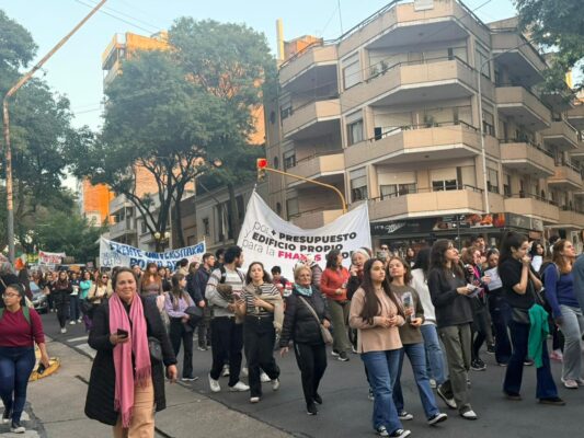 Miles de personas participaron en Paraná de la Marcha Federal Universitaria en defensa de la educación pública