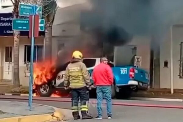 Se incendió un móvil policial y no descartan que haya sido intencional