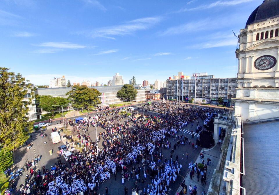 Más de 2.000 estudiantes prometieron lealtad a la Bandera en un acto encabezado por Aluani
