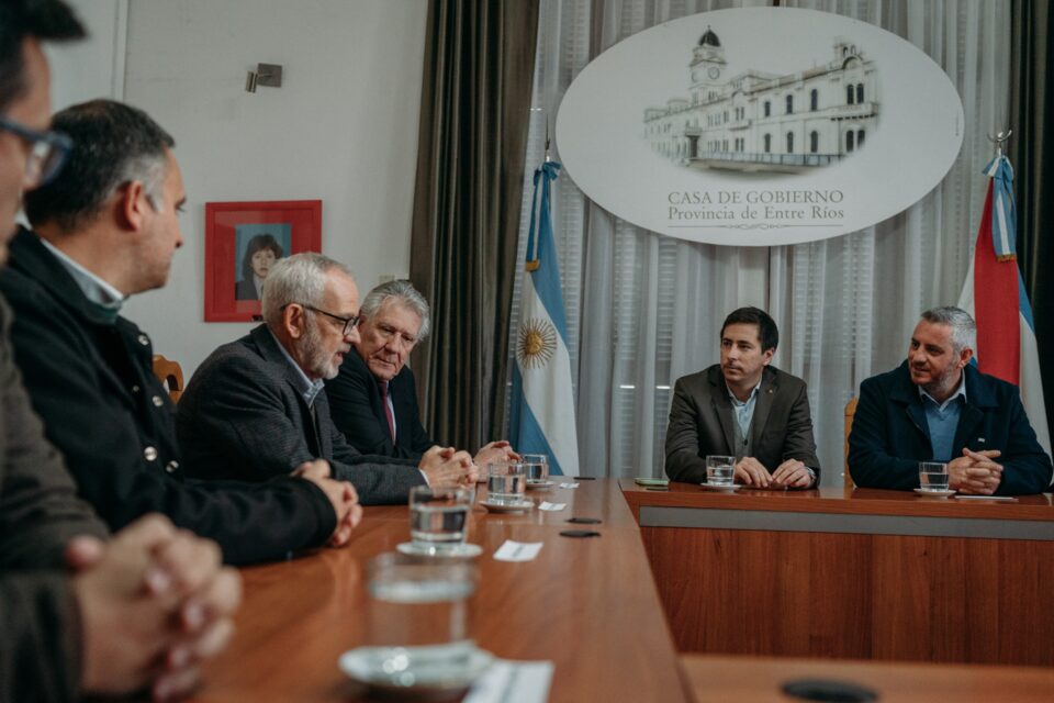 Firmaron el contrato para construir la nueva planta de tratamiento de efluentes de Colón