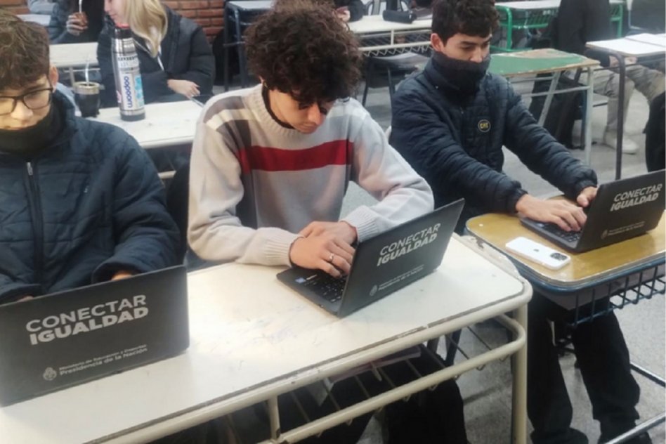 Estudiantes de una escuela técnica refaccionan computadoras para escuelas primarias