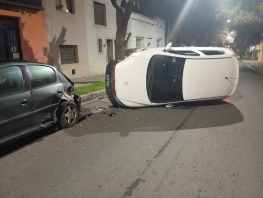 Accidente en calle Alsina: un auto terminó volcado tras impactar contra otro vehículo