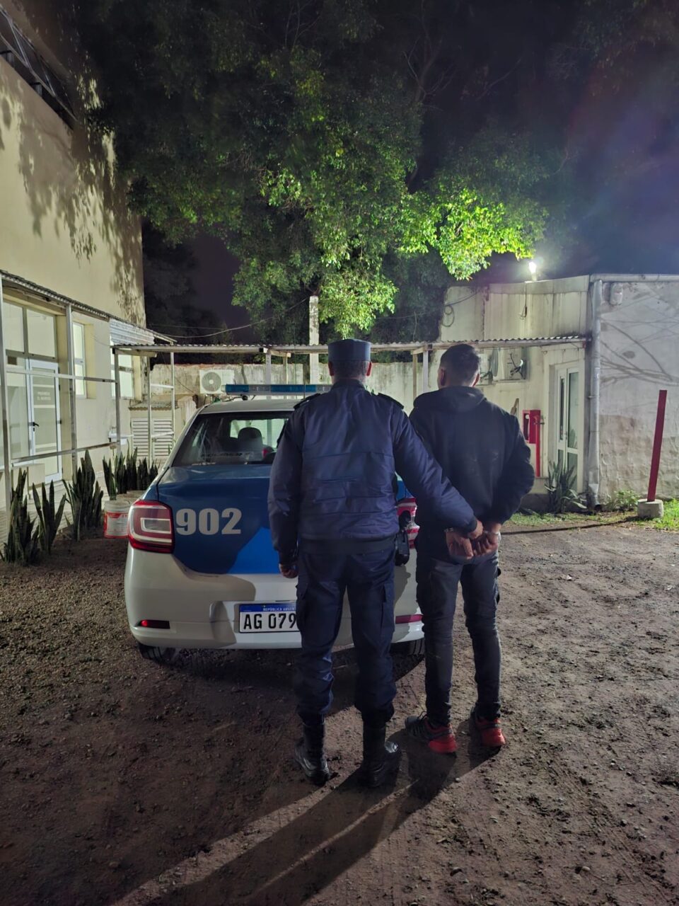 Intentó sustraer objetos de un vehículo y terminó detenido
