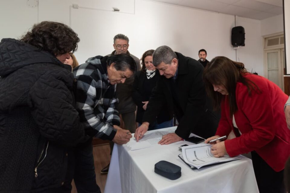 Familias de Diamante y Ramírez avanzan en la regularización de sus viviendas con la firma de escrituras