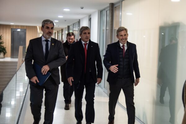 Frigerio recibió a Caputo en Paraná y afirmó: «Estamos en condiciones de escribir el próximo capítulo del pacto fiscal»