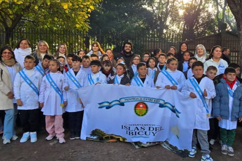 Alumnos de Islas del Ibicuy realizaron la promesa de lealtad a la Bandera en Rosario