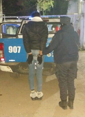 Identificaron a una mujer por provocar daños en una vivienda y un automóvil en San Benito