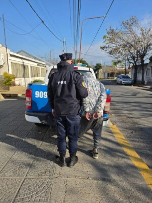 Detuvieron a un hombre acusado de intentar agredir a su madre y exigirle dinero
