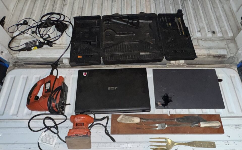 Abandonaron herramientas, notebooks y otros objetos al huir de la Policía
