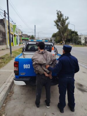 Detuvieron a un hombre que intentaba ingresar por la fuerza a una vivienda en avenida Zanni