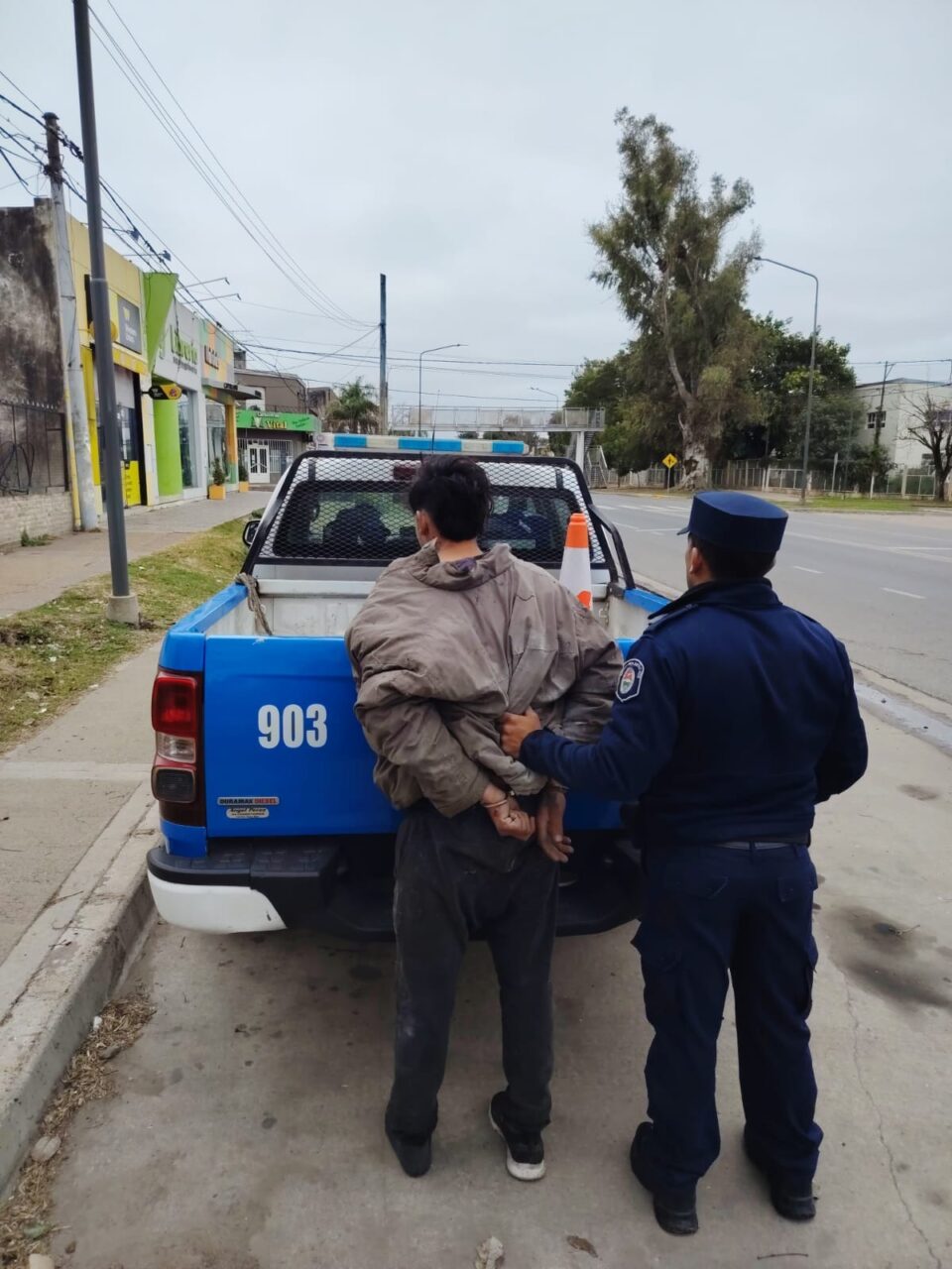 Detuvieron a un hombre que intentaba ingresar por la fuerza a una vivienda en avenida Zanni