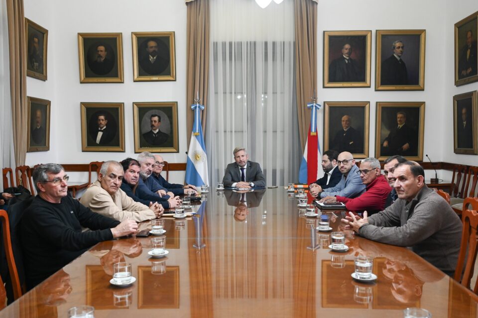 Frigerio analizó con gremios la situación de Granja Tres Arroyos