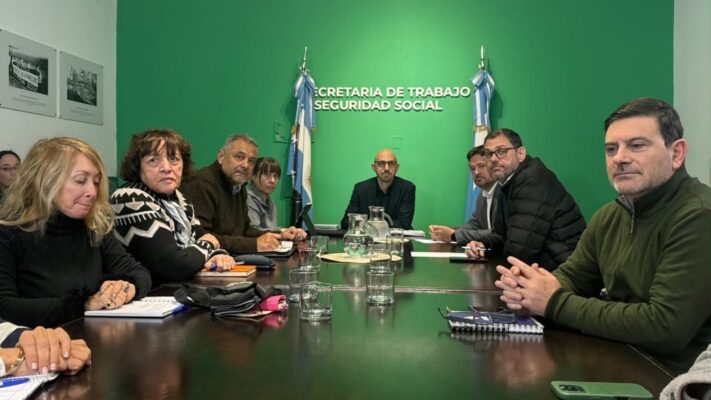 El gobierno mejoró la propuesta a los estatales y anunció que liquidará los haberes de julio con aumento del 3 por ciento