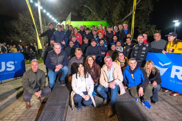 Hernández recibió al Rally Entrerriano con la presencia de Alicia Aluani