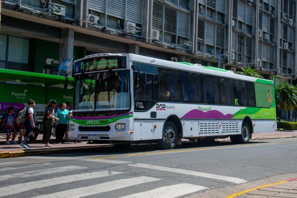 Paraná: Cambian temporalmente recorridos y paradas de colectivos por obras en carriles exclusivos