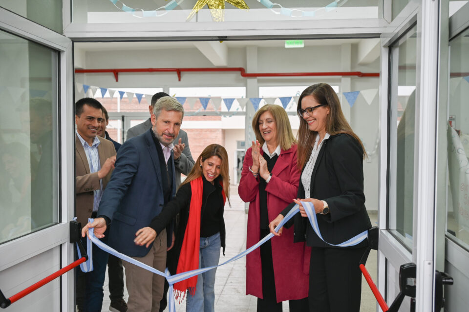 Frigerio inauguró el nuevo edificio de la escuela Bicentenario de Paraná