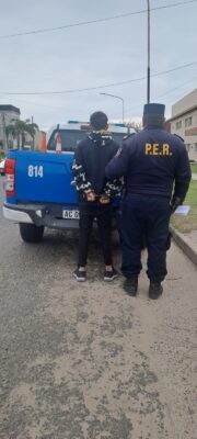 Intentó abrir un auto, huyó y fue detenido con un cuchillo