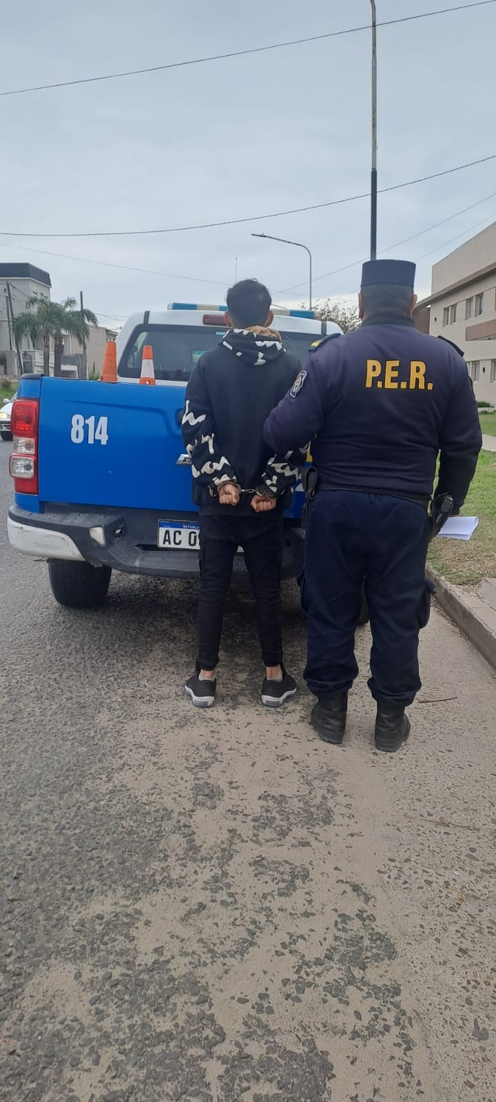 Intentó abrir un auto, huyó y fue detenido con un cuchillo