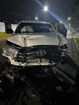Accidente en Paraná: una camioneta chocó contra un poste de alumbrado
