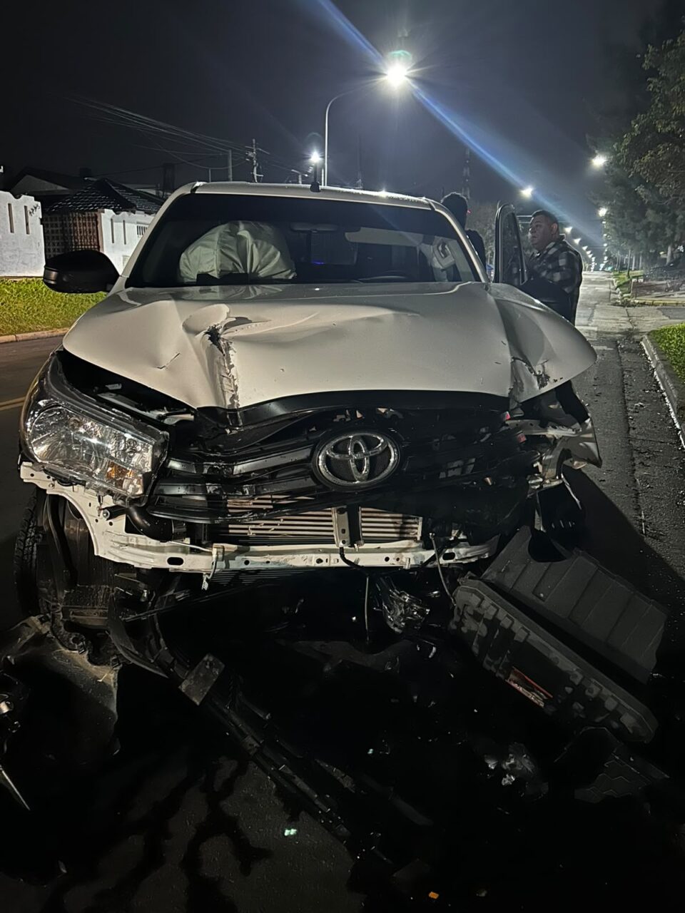 Accidente en Paraná: una camioneta chocó contra un poste de alumbrado