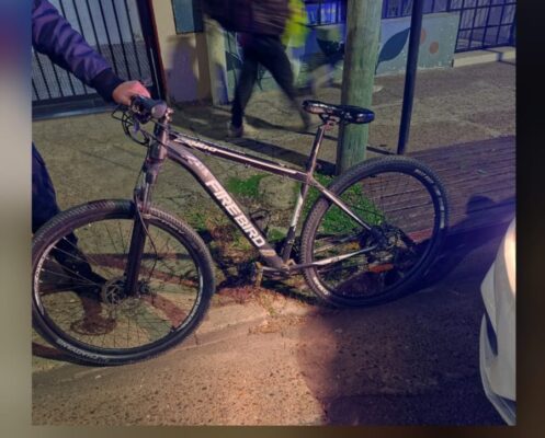 Detuvieron a un hombre que circulaba en una bicicleta denunciada como robada