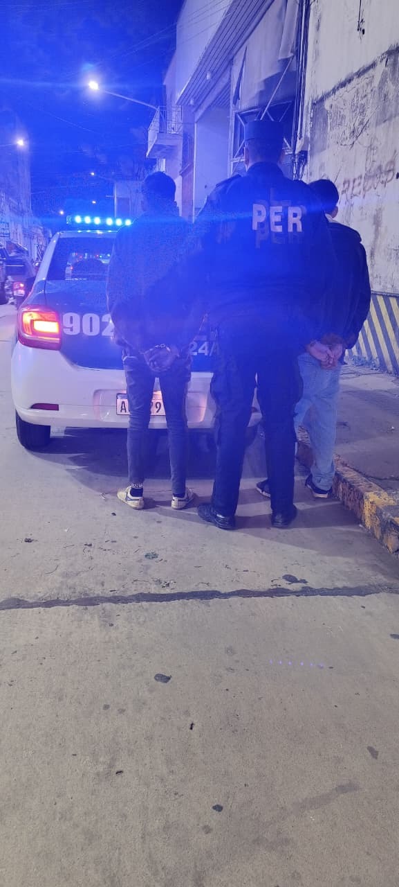 Demoraron a dos hombres que trasladaban chapones publicitarios en Paraná