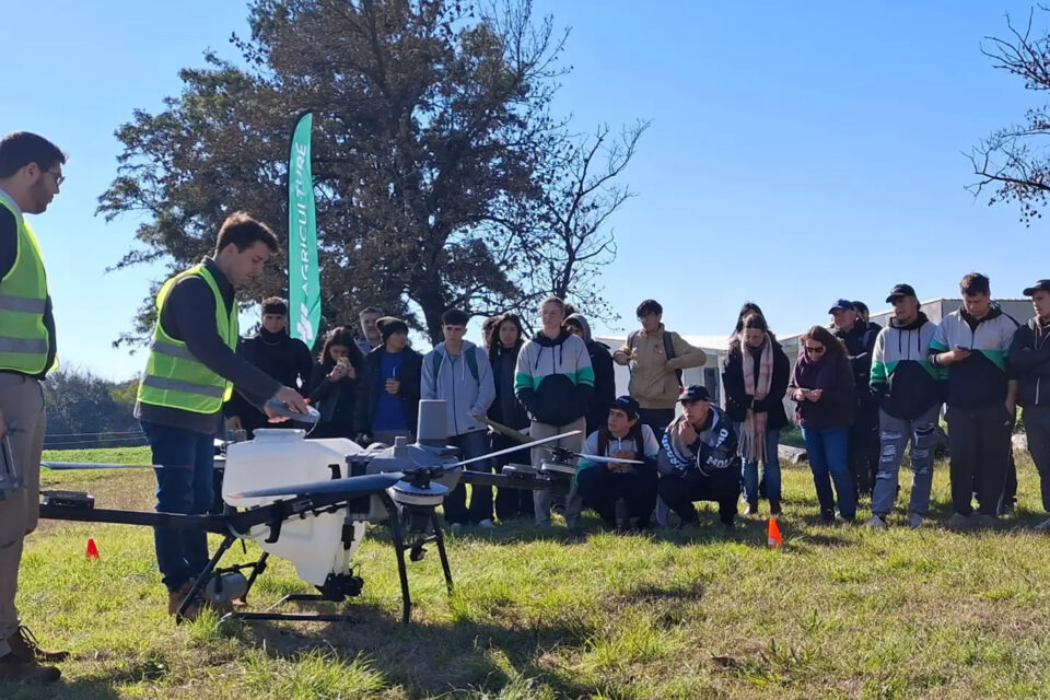 Drones: estudiantes de escuelas técnicas se capacitaron para su uso en el agro