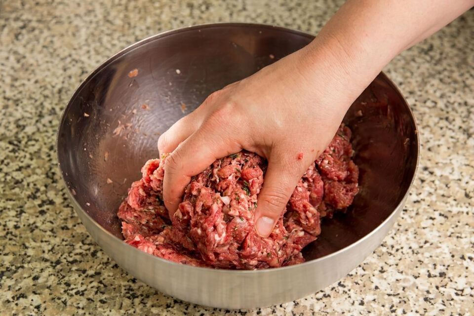Advierten que los menores de cinco años no deben consumir carne picada para prevenir el SUH
