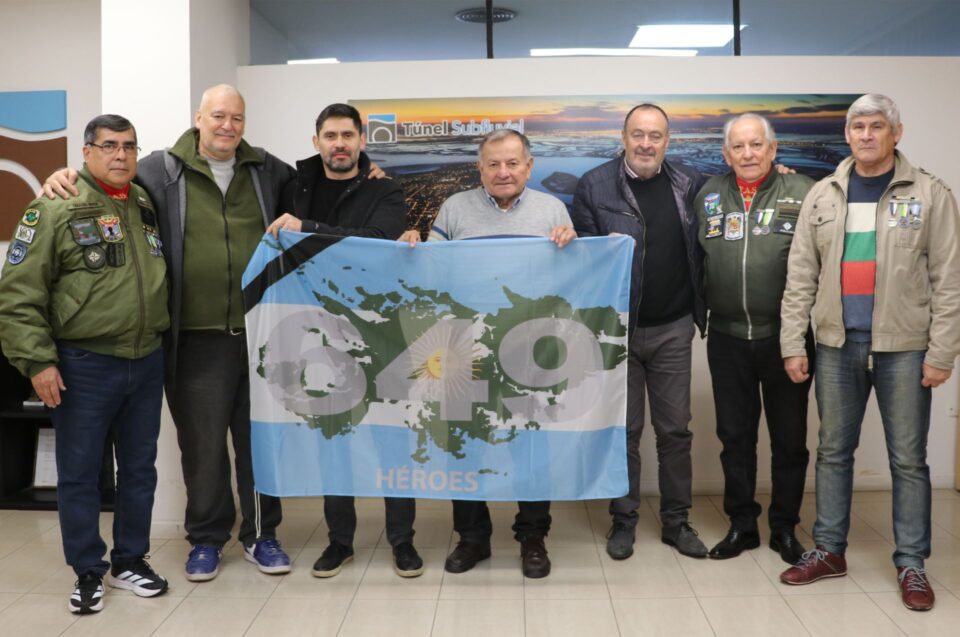 Veteranos de Malvinas visitaron el Túnel Subfluvial y entregaron una bandera en homenaje a los 649 héroes
