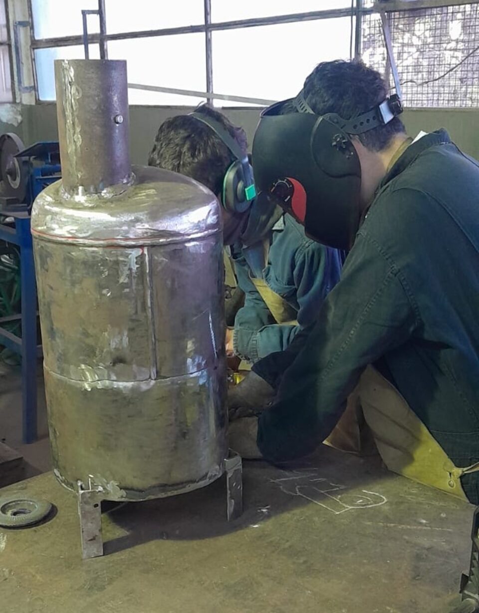 Estudiantes de Colón fabrican salamandras con materiales reciclados