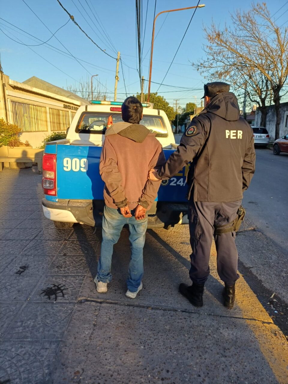 Detuvieron a un hombre que llevaba dos cascos robados en Paraná