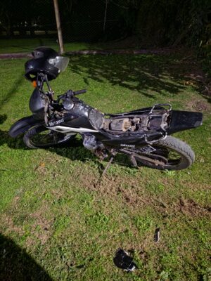 Accidente entre una camioneta y una moto: un hombre sufrió una fractura