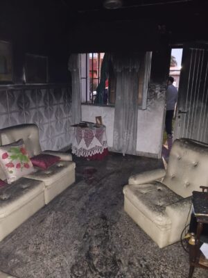 Incendio en una vivienda: rescataron a dos adultos mayores
