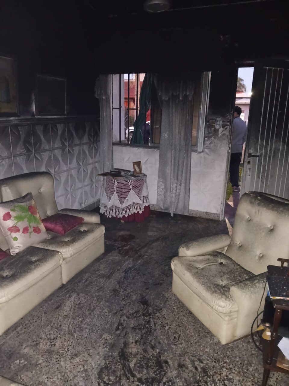 Incendio en una vivienda: rescataron a dos adultos mayores