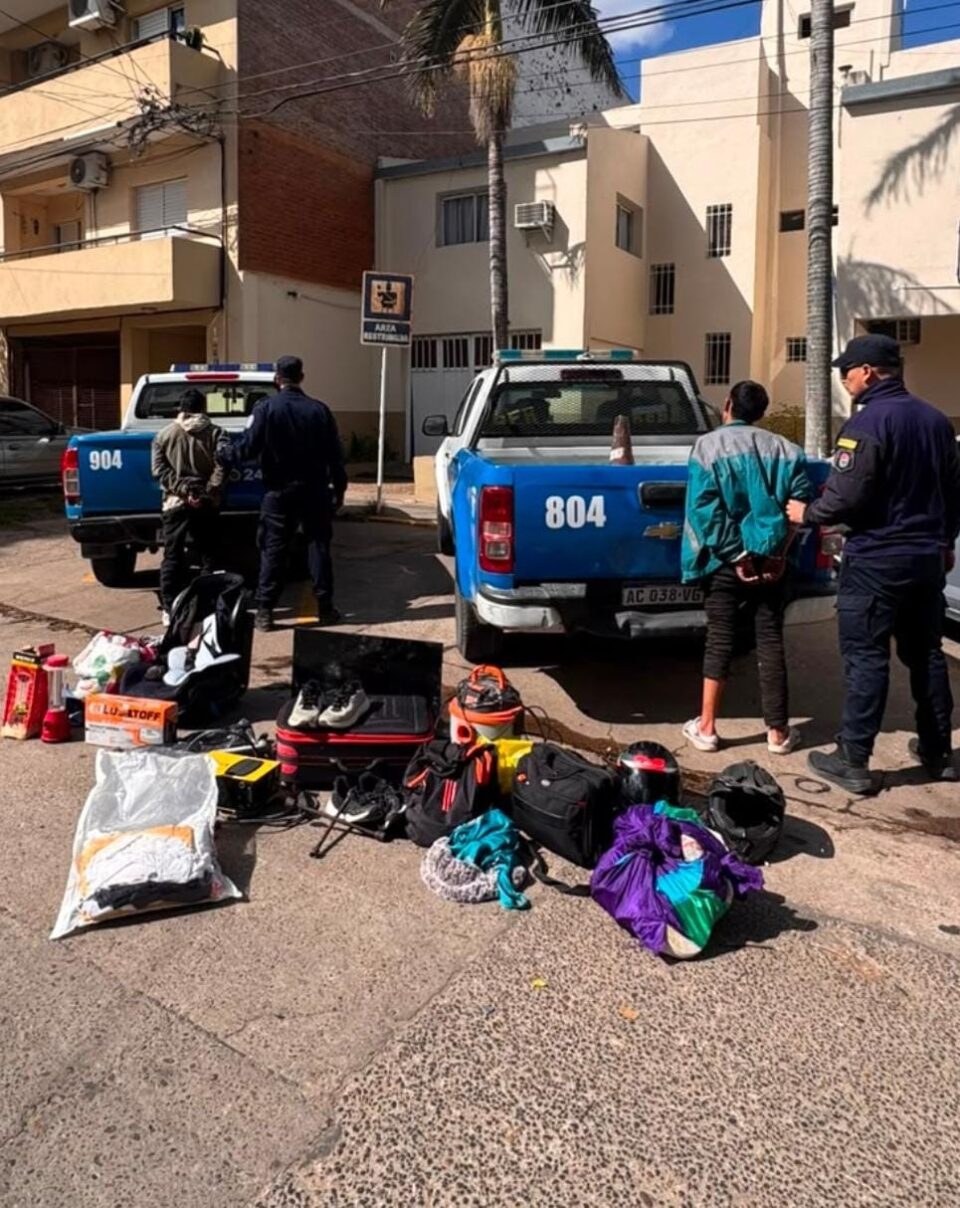 Dos hombres fueron aprehendidos tras un robo y recuperaron numerosos elementos