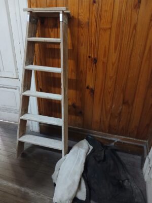 Hallaron una escalera de madera y una campera durante un operativo policial
