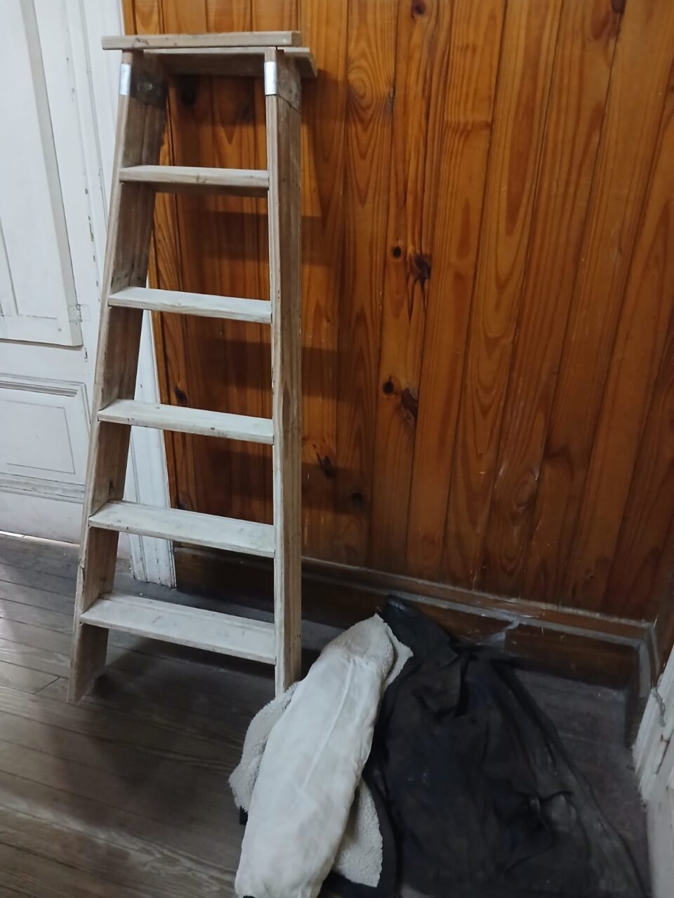 Hallaron una escalera de madera y una campera durante un operativo policial