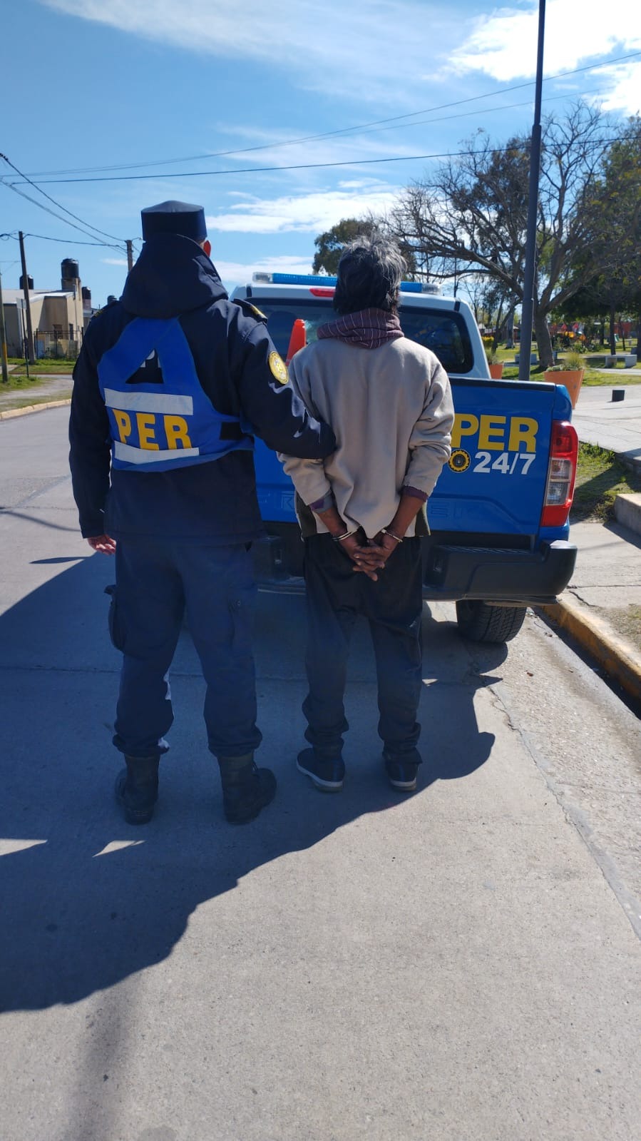 Aprehendieron a un hombre acusado de robar cables y amenazar con un cuchillo