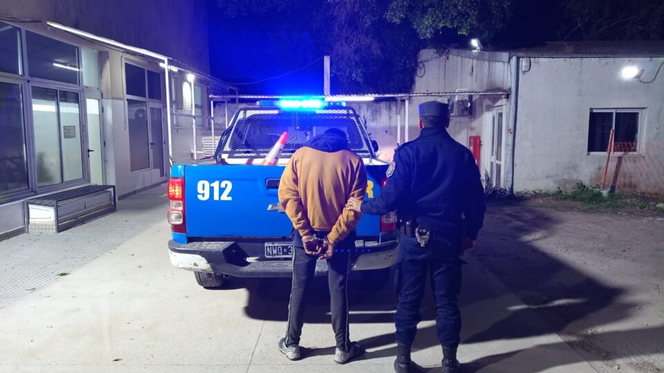 Demoraron a un hombre que llevaba una réplica de arma y un estéreo