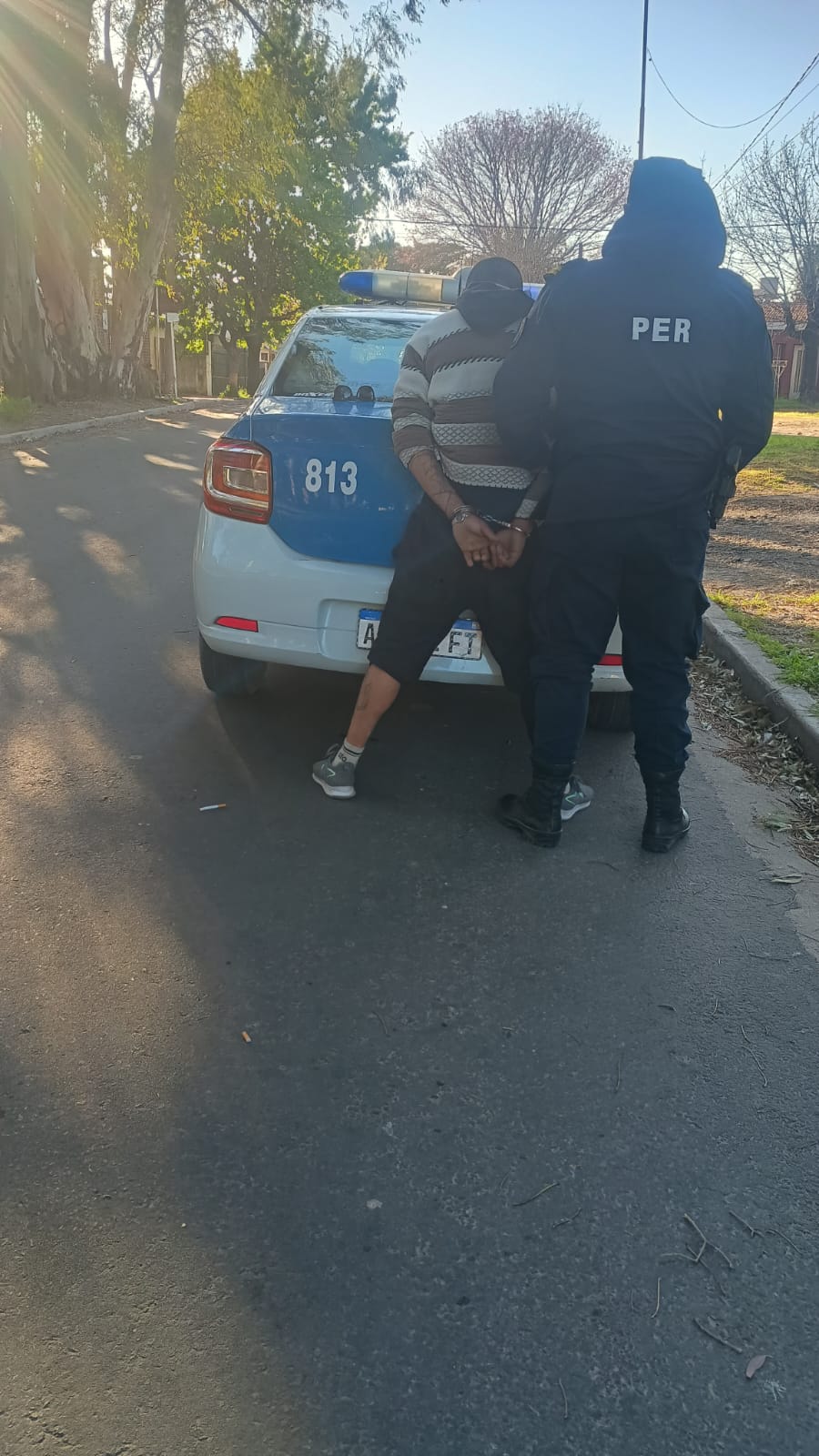 Detuvieron a un hombre que habría robado cuchillos, un sable y una gorra
