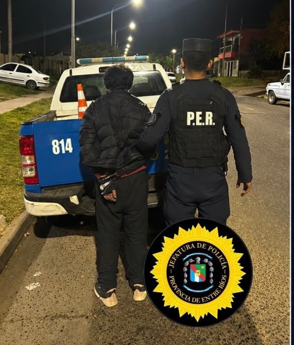 Identificaron a un hombre con un estéreo y un parlante de procedencia dudosa