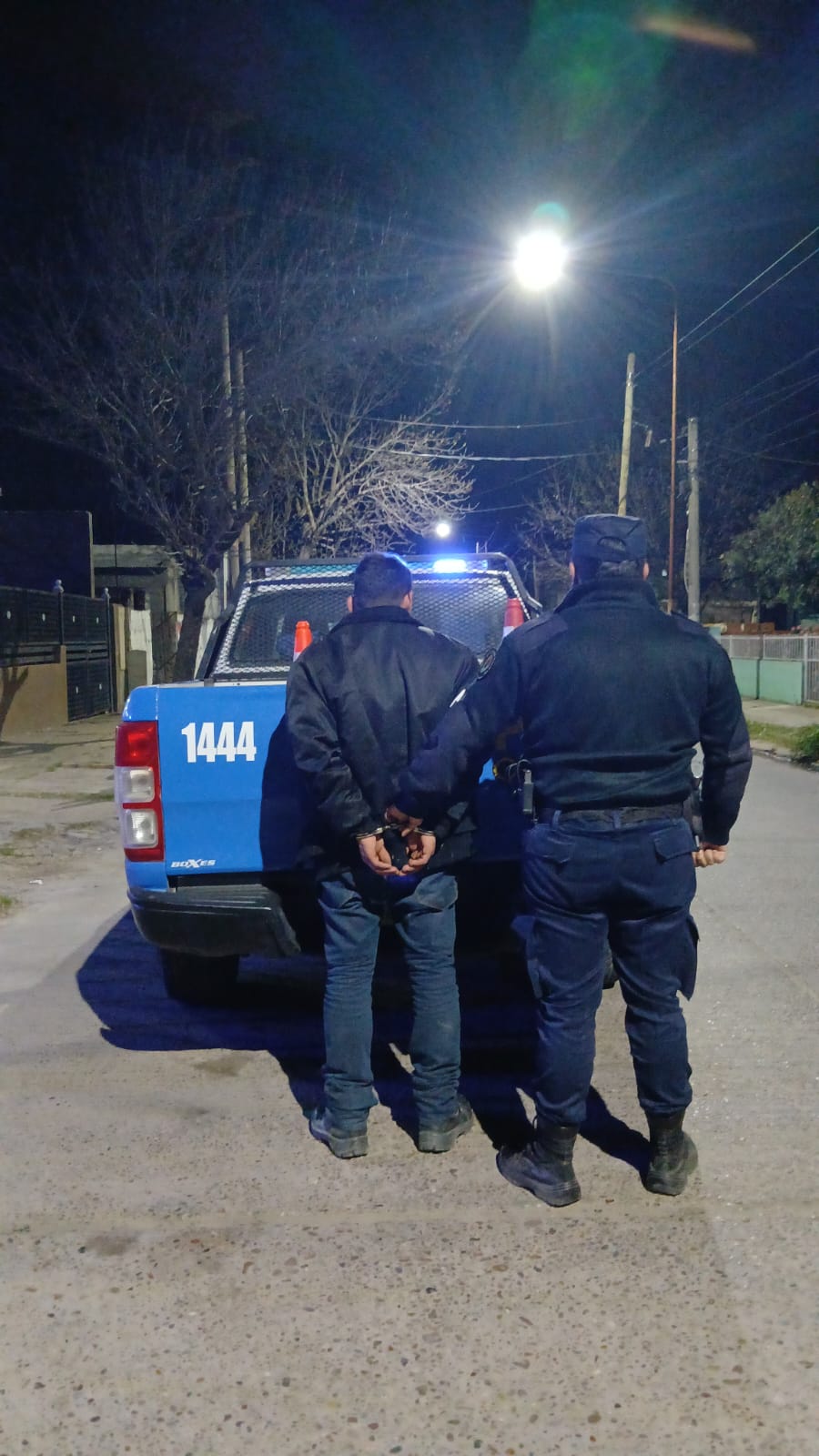 Persecución policial terminó con dos detenidos y el secuestro de un arma