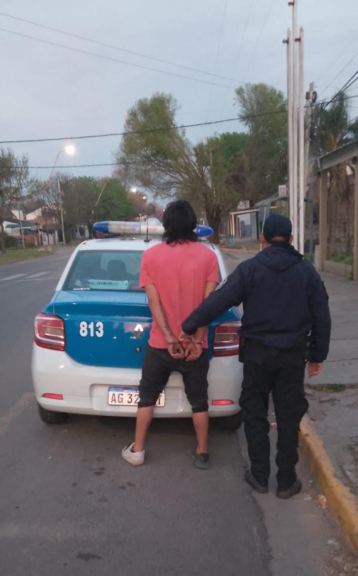 Detuvieron a un hombre cuando intentaba abrir el baúl de un auto