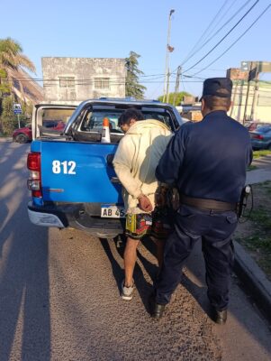 Intentó robar una moto, escapó por los techos y terminó detenido en un árbol