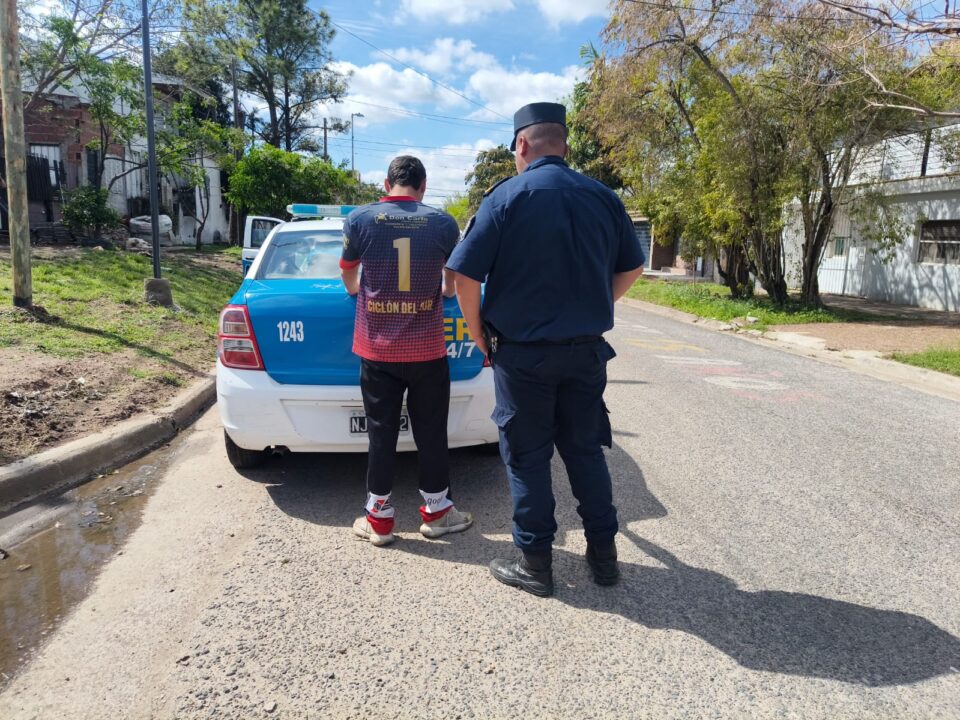 Interceptaron a un adolescente mientras desarmaba una moto robada