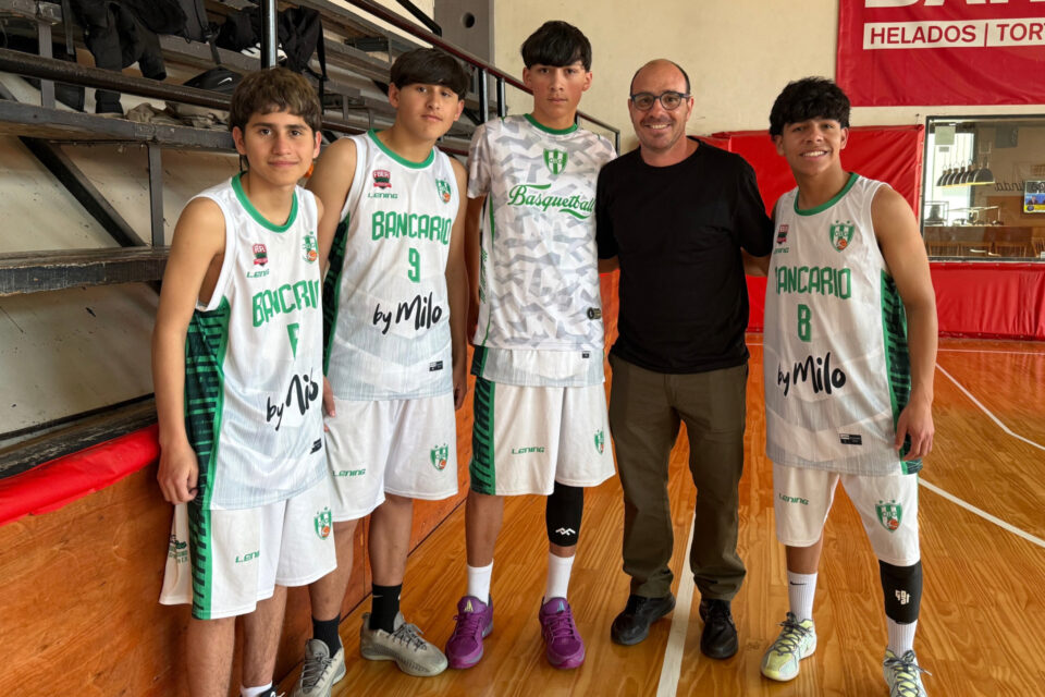Los Juegos Deportivos Juveniles Evita completaron su instancia provincial en Gualeguaychú DEPORTES Domingo, 27 de Septiembre de 2026 Más de 300 jóvenes de distintos puntos de Entre Ríos participaron durante dos jornadas de competencias en básquet 3×3, vóley indoor y vóley playa, con la definición de los equipos que representarán a la provincia en la instancia nacional.  Los Juegos Deportivos Juveniles Evita completaron su instancia provincial en Gualeguaychú La Secretaría General de la Gobernación, encabezada por Mauricio Colello, a través de la Secretaría de Deportes, a cargo de Sebastián Uranga, concluyó en Gualeguaychú la segunda Final Provincial de los Juegos Deportivos Juveniles Evita 2026, que durante dos jornadas reunió a más de 300 jóvenes deportistas de diferentes localidades entrerrianas.  La competencia incluyó básquet 3×3 Sub16, vóley indoor Sub14 y vóley playa Sub16, con encuentros desarrollados en distintas sedes deportivas de la ciudad. Las delegaciones fueron recibidas y acreditadas el jueves, jornada en la que también comenzaron las primeras competencias, mientras que este viernes se disputaron las instancias definitorias y las premiaciones.  Durante el desarrollo de la Final Provincial acompañaron a las delegaciones el director de Deporte Social y Educativo de la provincia de Entre Ríos, Ricardo Lupi; el secretario de Desarrollo Humano de Gualeguaychú, Juan Ignacio Olano; y el concejal Raymundo Legaria, quienes estuvieron presentes durante esta instancia provincial.  En vóley playa Sub16 masculino, Federal obtuvo el primer puesto y Cerrito finalizó segundo, mientras que en la rama femenina Gualeguay se consagró en el primer lugar y Gualeguaychú alcanzó el segundo puesto. En básquet 3×3 Sub16 masculino y femenino, Concepción del Uruguay obtuvo el primer lugar en ambas ramas, con Gualeguaychú y Santa Elena como segundos, respectivamente.  En vóley indoor Sub14 masculino, Chajarí obtuvo el primer puesto y Paraná finalizó segundo. En la rama femenina, Paraná se quedó con el primer lugar y San José alcanzó el segundo puesto. Los encuentros se desarrollaron en el Club Neptunia, el Club Central Entrerriano, el Polideportivo Municipal Suburbio Norte y el espacio deportivo del ex Frigorífico.  La instancia provincial permitió además que las delegaciones compartieran jornadas de competencia y encuentro, con alojamiento y alimentación durante su permanencia en la ciudad. Gualeguaychú tuvo una participación destacada con equipos en básquet 3×3 masculino, vóley indoor masculino y femenino y vóley playa femenino.  Con las finales y premiaciones concluyó esta etapa de los Juegos Deportivos Juveniles Evita 2026. Los equipos clasificados representarán a Entre Ríos en las Finales Nacionales, que se desarrollarán en Mar del Plata del 2 al 7 de noviembre, dando continuidad a una propuesta que promueve la participación deportiva y el encuentro entre jóvenes de distintos puntos de la provincia.